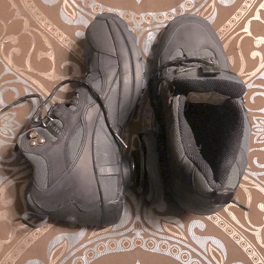 They are a women’s size 6 wide shoe that are black. Great for support.